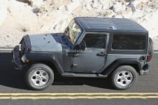 new-2018-jeep-wrangler-spied-testing-in-the-desert-will-grow-in-length_7.jpg
