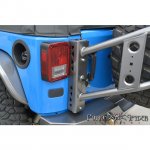 poison_spyder_17-13-010_body_mounted_tire_carrier_jeep_wrangler_jk_07.jpg