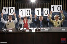 four-judges-holding-up-10-score-cards-in-auditorium-portrait-picture-id200192247-002.jpg