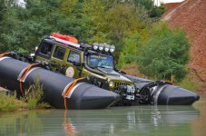 Jeep-Floats-Paris-New-York-4.jpg